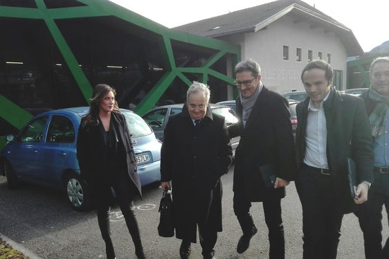 “Gianclaudio Bressa è stato un interlocutore straordinariamente affidabile, molto attento alle esigenze delle minoranze linguistiche dell’Alto Adige”, ricorda il presidente della Provincia autonoma di Bolzano, Arno Kompatscher, nella foto terzo da sinistra con (da sinistra) Maria Elena Boschi, Bressa, Philipp Achammer e Dieter Steger. (Foto: ANSA/Stefan Wallisch)