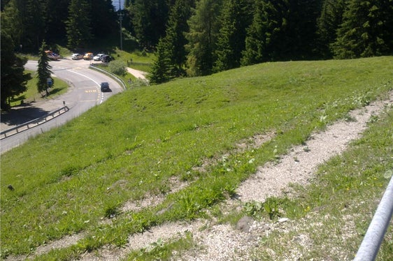 Per stabilizzare e mettere in sicurezza il terreno e la strada provinciale sull'Alpe di Siusi, nei pressi dell'albergo Frommer, vengono installati muri di pali berlinesi e posati dei drenaggi (Foto: ASP/Ufficio tecnico strade Centro/Sud)