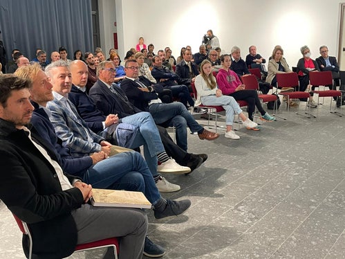 Presentaziun del liber nü sura la storia dla Strada Val Badia. (Foto: ASP)
