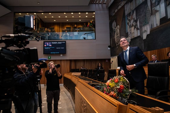 Nach der Wiederwahl: Blick nach oben auf die Zuschauertribüne (Foto: LPA/Ivo Corrà)