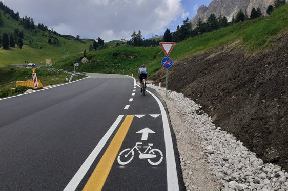Mehr Sicherheit für die Radler, aber auch für alle Verkehrsteilnehmer sollen die neuen Radspuren auf die Dolomitenpässe Grödner Joch (im Bild) und Sellajoch bieten. Sie sind nun befahrbar. (Foto: LPA/Straßendienst)