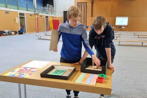 Clever gebaut – bei diesem Schulprojekt entwickelten Mittelschülerinnen und Mittelschüler spezielle Brettspiele. Dabei experimentierten sie mit verschiedenen Lösungsstrategien. (Foto: LPA/Christian Blaas)
