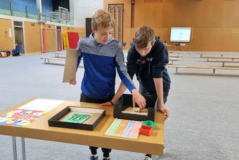 Clever gebaut – bei diesem Schulprojekt entwickelten Mittelschülerinnen und Mittelschüler spezielle Brettspiele. Dabei experimentierten sie mit verschiedenen Lösungsstrategien. (Foto: LPA/Christian Blaas)