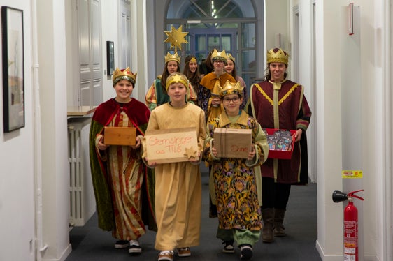 Quest'anno, otto Cantori della stella, di età compresa tra i 10 ed i 13 anni, provenienti dalle frazioni di Bressanone Tiles, Gereut e Pinzago, hanno portato la loro benedizione alla Giunta provinciale a Palazzo Widmann (Foto: ASP/Fabio Brucculeri)