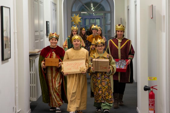 Wollt ihr mit uns die Welt verändern? war das Lied, das die Sternsingergruppe ausgesucht hat. Er sei bei euch in jeder Stunde, in kleiner und in großer Runde, und bei Entscheidungen am meisten, das kann kein Mensch alleine leisten, wünschten die Kinder den politischen Verantwortungsträgern. (Foto: LPA/Fabio Brucculeri)