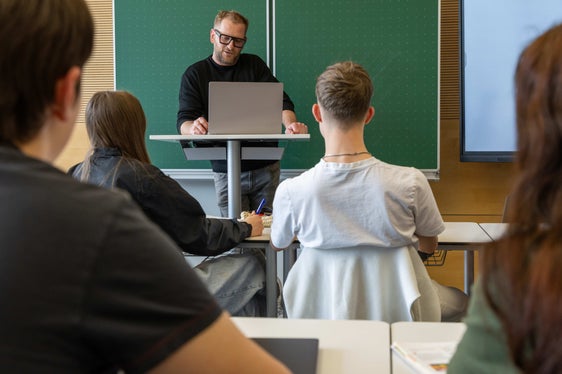 Nel corso dell’anno scolastico 2025/2026, 140 insegnanti assunti con contratto a tempo indeterminato e 65 con contratto a tempo determinato hanno partecipato alle attività formative organizzate dalla Direzione Istruzione e Formazione italiana. (Foto: Ingrid Heiss)