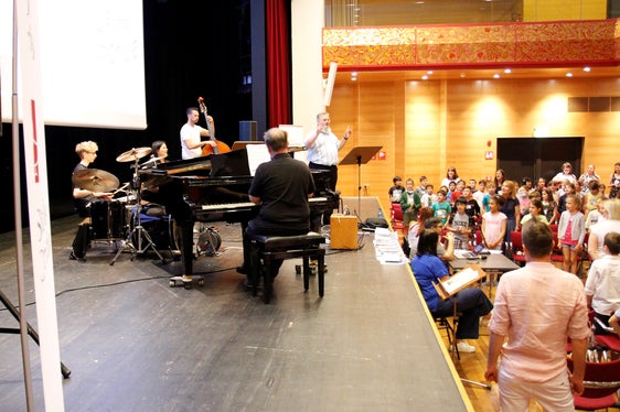 Das diesjährige Projekt Singende Klasse – Singende Schule wurde heute mit einem Singfest abgeschlossen und soll im kommenden Schuljahr ausgedehnt werden. (Foto: LPA/Deutsche Bildungsdirektion/Verena Hilber)