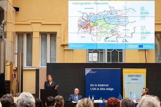 Martha Gärber (nella foto in piedi a sinistra), direttrice della Ripartizione Europa, ha illustrato i principali fondi UE e alcuni esempi pratici di come vengono utilizzati i fondi UE in Alto Adige. (Foto: USP/Fabio Brucculeri)