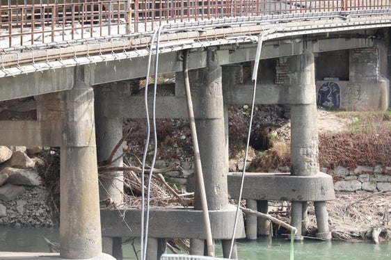 Die alte Etschbrücke in Neumarkt war zu niedrig und hatte zudem fünf große Betonpfeiler, an denen sich bei Hochwasser mitgeführtes Schwemmholz verfing. (Foto: LPA/Maja Clara)