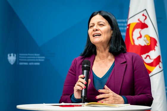 Wir hatten heuer 10 Bewerber und Bewerberinnen, 5 deutscher und 5 italienischer Muttersprache, berichtete Sabine Giunta, die Präsidentin der Bewertungskommission, von der intensiven Auswahlarbeit. (Foto: LPA/Fabio Brucculeri)