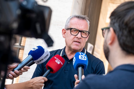 Nach dem Teileinsturz des Gerichtsgebäudes lag es in unserer Verantwortung, so rasch wie möglich eine effiziente und sofort nutzbare Lösung zu finden. Mit der Genehmigung dieser Mietverträge schaffen wir die Grundlage dafür, dass die Justiz ihre Arbeit ohne längere Unterbrechung fortsetzen kann und die Beeinträchtigungen für Bürgerinnen und Bürger, Rechtsanwältinnen und Rechtsanwälte sowie die Mitarbeitenden so gering wie möglich bleiben, betont Hochbau- und vermögenslandesrat Christian Bianchi. (Foto: LPA/Fabio Brucculeri)