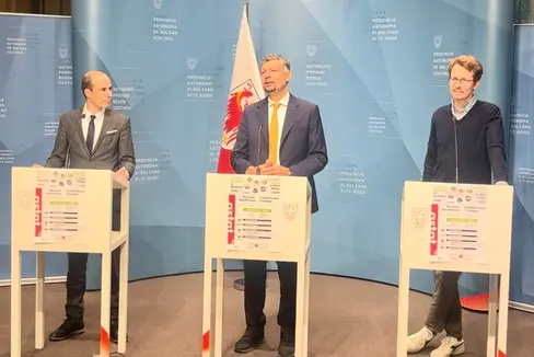 Die ASTAT-Erhebung, die ASTAT-Direktor Timon Gärtner, Mobilitätslandesrat Daniel Alfreider und STA-Vertreter David Felz vorgestellt haben, gibt wichtige Einblicke, wie Südtirol die Mobilität der Zukunft gestalten kann. (Foto: LPA/Bruno Benedetto)