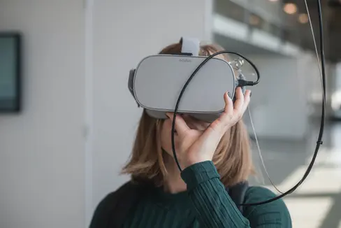 Kultur digital erleben: Unternehmen und Vereine, die im Kultur- und Kreativsektor arbeiten, können sich um Fördergelder für die Digitalisierung und innovative Projekte im Zuge der Gelder aus dem Wiederaufbaufonds bewerben. (Foto: Unsplash)