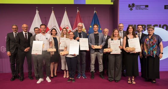 Tutti i premiati nella foto di gruppo con i rappresentanti delle tre province, delle camere di commercio e dell'industria e i presidenti della giuria. (Foto: Land Tirol/Sedlak)