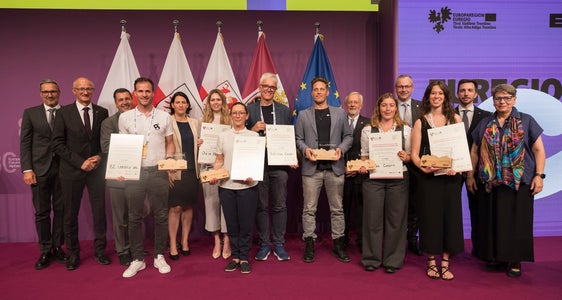 Alle Prämierten im Gruppenfoto mit den Vertreterinnen und Vertretern der drei Länder sowie der Wirtschafts- und Handelskammern und Jury-Vorsitzenden. (Foto: Land Tirol/Sedlak)