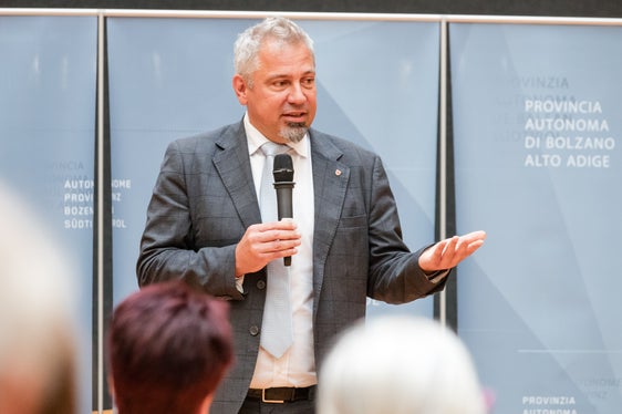 Il direttore generale Alexander Steiner ha colto l’occasione per un ringraziamento ufficiale a tutte le persone che hanno dedicato tanta energia e passione all’Amministrazione provinciale e alla società altoatesina. (Foto: USP/Bernhard Aichner)