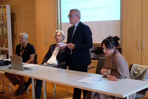 L'intervento dell'assessore provinciale Christian Bianchi (in piedi) alla 40esima edizione della Conferenza internazionale del catasto, a Bolzano, nel quale ha ricordato le numerose sfide da affrontare ed ha sottolineato l’importanza di innovazione e cooperazione. (Foto: USP/Gianluca Crocco)