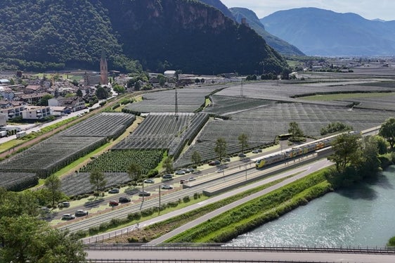 Rendering der Variante Terlan für den Ausbau der Bahnlinie Bozen-Meran. Im Bild der Abschnitt entlang der Etsch. (Rendering: LPA/Ressort für Infrastrukturen und Mobilität)