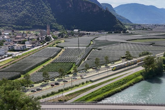 Rendering der Variante Terlan für den Ausbau der Bahnlinie Bozen-Meran. Im Bild der Abschnitt entlang der Etsch. (Rendering: LPA/Ressort für Infrastrukturen und Mobilität)