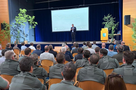 Die Fachtagung Wald im Wandel des Forstinspektorates Schlanders thematisierte den Umbau von Schwarzkiefernwäldern zu naturnahen, laubholzreichen Mischwäldern am Vinschger Sonnenberg. (Foto: LPA/Tobias Erschbamer)