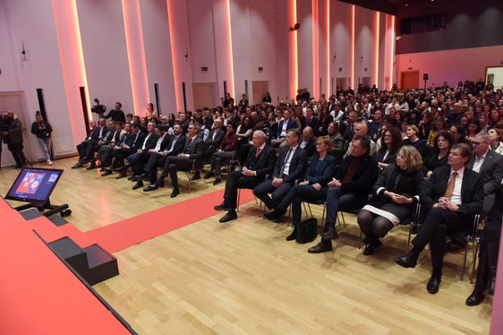 L'8 gennaio, presso il MEC (Meeting and Event Centre) dell'Hotel Four Points by Sheraton di Bolzano, si è svolta la tradizionale cerimonia di consegna dei diplomi, che ha visto protagonisti circa 240 diplomati di tutti e tre i gruppi linguistici che hanno concluso l'anno scolastico 2024/2025 con il massimo dei voti. (Foto: Ochsenreiter)