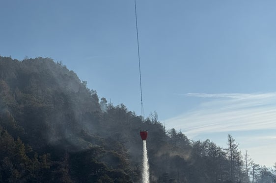 Waldbrand Sonnenberg Latsch: Hubschrauber haben den Brand mit Löschwasserabwurf bekämpft. (Foto: LPA/Landesfeuerwehrverband)