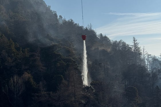 Per domare le fiamme sono stati impiegati alcuni elicotteri da soccorso. (Foto: USP/Unione Provinciale dei Corpi dei Vigili del Fuoco Volontari)