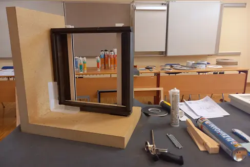 Seit der Genehmigung der Beruflichen Qualifikation Fenstermonteur durch die Landesregierung 2018 haben 60 Fenstermonteure nach Ausbildung und bestandener Prüfung ihr Zertifikat erhalten. Der nächste Lehrgang startet voraussichtlich im Frühjahr 2023. (Foto: LPA/Christian Tecini)