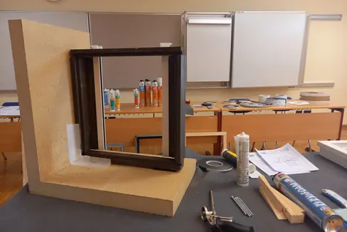 Seit der Genehmigung der Beruflichen Qualifikation Fenstermonteur durch die Landesregierung 2018 haben 60 Fenstermonteure nach Ausbildung und bestandener Prüfung ihr Zertifikat erhalten. Der nächste Lehrgang startet voraussichtlich im Frühjahr 2023. (Foto: LPA/Christian Tecini)