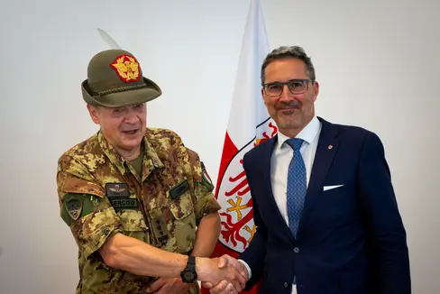 Fester Händedruck zum Abschied unter zwei Männern, die gut zusammengearbeitet haben: Armeekorpsgeneral Ignazio Gamba und Landeshauptmann Arno Kompatscher. (Foto: LPA/Fabio Brucculeri)