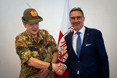 La stretta di mano tra il generale di C.A. Ignazio Gamba e il presidente della Provincia autonoma di Bolzano Arno Kompatscher in occasione della visita di congedo a Palazzo Widmann (Foto: ASP/Fabio Brucculeri)