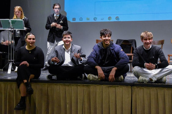 Im Bild von links: Roksela Gjeci (ladinischer Landesbeirat der Schülerinnen und Schüler), Aronne Mattedi (Vorsitzender des Landesbeirates des Trentino), Timo Kompatscher (deutscher Landesbeirat) und Matteo Azzolini Poggioli (italienischer Landesbeirat). (Foto: LPA/Landesbeirat der Schülerinnen und Schüler Trentino)
