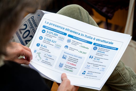 Il “Dossier Statistico Immigrazione 2026” è redatto dal Centro Studi e Ricerche IDOS in collaborazione con il Centro Studi Confronti e l’Istituto di Studi Politici “S. Pio V”. Contiene dati aggiornati e analisi sull'immigrazione e l’integrazione in Italia e in Alto Adige. (Foto: USP/Fabio Brucculeri)