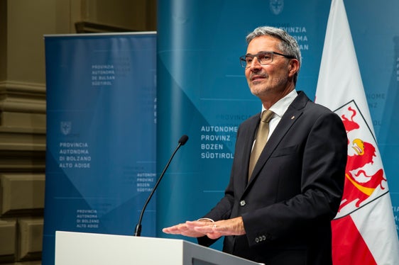 Il presidente della Provincia, Arno Kompatscher, ha spiegato che la novità sta nel fatto che il canone per le utenze d'acqua pubblica per uso idroelettrico sarà composto da due parti: una componente fissa e ora anche una componente variabile. (Foto: ASP/Fabio Brucculeri)