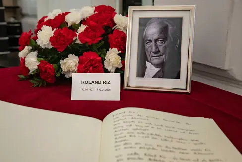 Tutti i cittadini possono rendere omaggio a Roland Riz, importante artefice dell'Autonomia dell'Alto Adige, firmando il libro delle condoglianze a Palazzo Widmann. (Foto: USP/Greta Stuefer)