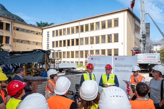Affollato il punto stampa organizzato dall'assessore Bianchi (nella foto assieme al sindaco Corrarati, circondato da giornaliste e giornalisti) per la prima pinzata dell'abbattimento del complesso scolastico Pascoli-Longon, dove avrà sede il Polo bibliotecario. (Foto: USP/Fabio Brucculeri)
