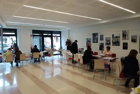 Giovedì 7 marzo al Centro Trevi di Bolzano si terrà la consueta giornata informativa dedicata alla consulenza sui soggiorni studio all'estero organizzata dall’Ufficio Bilinguismo e lingue straniere (Foto: ASP/Ufficio Bilinguismo)
