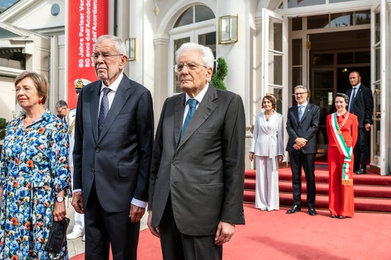 Doris Schmidauer (vorne von links), Bundespräsident Van der Bellen, Staatspräsident Mattarella und Regierungskommissärin Maddalena Travaglini (hinten von links), Landeshauptmann Kompatscher und Bürgermeisterin Zeller lauschten den Tönen der Stadtmusikkapelle Meran. (Foto: LPA/Ivo Corrà)