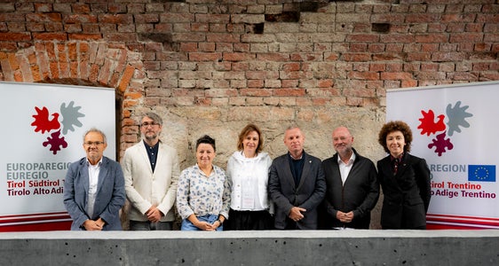 I membri della cabina di regia del progetto assieme ai relatori del convegno (da sinistra): Giuseppe Ferrandi (Fondazione Museo storico del Trentino), Christian Anich (Tiroler Landesmuseen), Angelika Fleckinger (Agenzia Musei Provinciali), Paola Boccalatte (consulente museale), Christoph von Ach (segretario generale dell’Euregio Tirolo-Alto Adige-Trentino), Andreas Rudigier (Tiroler Landesmuseen), Elisa Bertò (Segretariato generale dell’Euregio Tirolo-Alto Adige-Trentino) (Foto: USP/Manuela Tessaro)