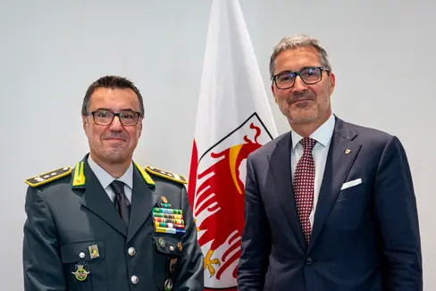 Il presidente della Provincia autonoma di Bolzano Arno Kompatscher (a destra nella foto) ha ricevuto nel suo ufficio a Palazzo Widmann il generale di Divisione Gavino Putzu, comandante regionale della Guardia di Finanza, in procinto di lasciare il suo incarico. (Foto: USP/Fabio Brucculeri)