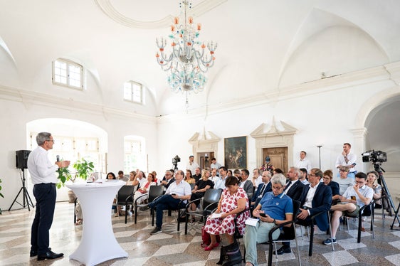 Landeshauptmann Kompatscher betonte, dass all die getroffenen Maßnahmen Teil eines Ansatzes seien, der ökologische Verantwortung mit wirtschaftlicher Entwicklung verbinde – getreu dem Motto Everyday for Future: Nachhaltigkeit heißt für uns, heute die Grundlagen zu schaffen, damit unser Land morgen noch lebenswert ist. (Foto: LPA/Fabio Brucculeri)