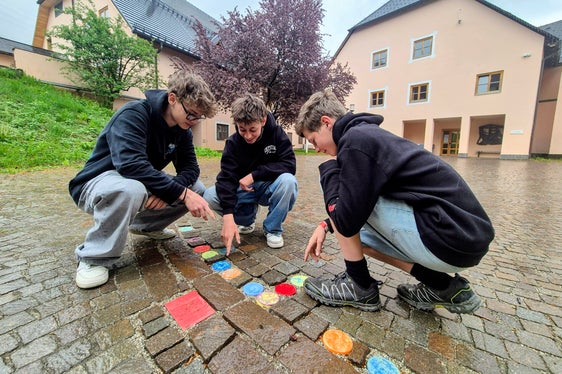I festeggiamenti per il 100° anniversario dell'Istituto saranno tutti dedicati agli studenti; la foto mostra gli studenti della classe 1B con delle pietre davvero speciali. (Foto: USP/Scuola professionale per l'agricoltura ed economia domestica Teodone)