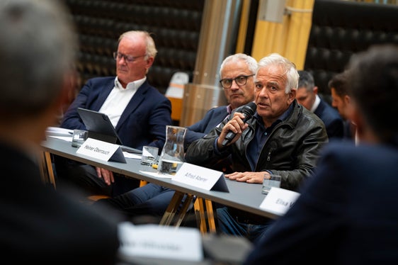 Vertretungen der Wirtschaft und Transportwesens sprechen mit Kompatscher und Alfreider über die Herausforderungen in puncto Verkehr auf der Brennerachse. (Foto: LPA/Fabio Brucculeri)