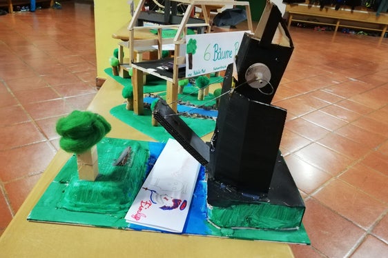 Brücken in verschiedenen Formen und Farben sind ab 15. Mai an einigen Schulen des Landes zu sehen. (Foto: LPA/Bildungsdirektion)