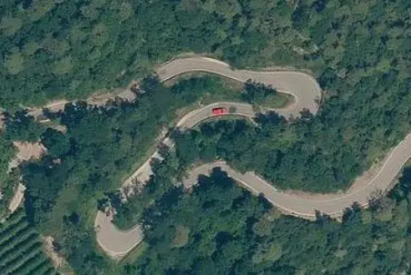 Sulla strada provinciale SP 171 Cologna-San Genesio saranno allargati due tornanti per consentire il transito contemporaneamente di un'auto e di un bus o camion. (Foto: ortofoto)