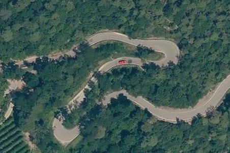 Sulla strada provinciale SP 171 Cologna-San Genesio saranno allargati due tornanti per consentire il transito contemporaneamente di un'auto e di un bus o camion. (Foto: ortofoto)