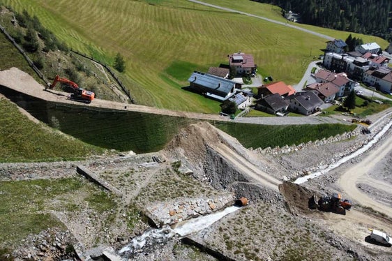 Im Herbst 2020 waren zwei Baulose zur Umsetzung der notwendigen Maßnahmen genehmigt worden, im Frühjahr 2021 hat das Landesamt für Wildbach- und Lawinenverbauung West mit den Arbeiten begonnen und sie jetzt fertiggestellt. (Foto: LPA/Landesamt für Wildbach- und Lawinenverbauung West)