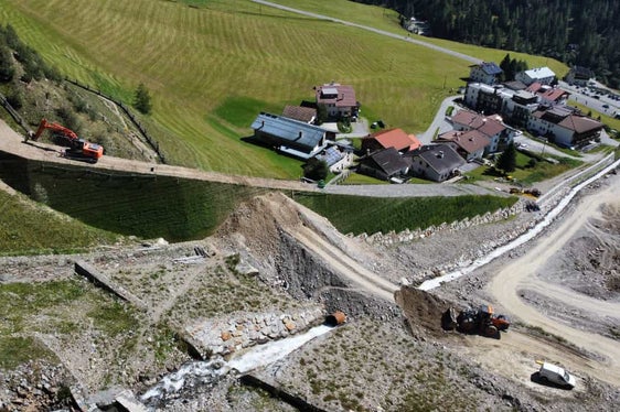 Im Herbst 2020 waren zwei Baulose zur Umsetzung der notwendigen Maßnahmen genehmigt worden, im Frühjahr 2021 hat das Landesamt für Wildbach- und Lawinenverbauung West mit den Arbeiten begonnen und sie jetzt fertiggestellt. (Foto: LPA/Landesamt für Wildbach- und Lawinenverbauung West)