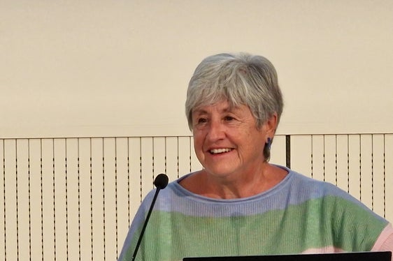 Die Erwachsenenbildung sei gemessen an der Lebensspanne eines Menschen der größte Bildungsbereich. Deshalb müsse man immer wieder die Frage stellen: Wie kann ihre gesellschaftliche Bedeutung sichtbar gemacht werden? Und wie kann die pädagogische Qualität der Angebote kontinuierlich weiterentwickelt werden? Beides seien zentrale Anliegen der Qualitätsentwicklung, unterstrich Elke Gruber, langjährige Professorin für Erwachsenenbildung und Weiterbildung an den Universitäten Klagenfurt und Graz. (Foto: LPA/Amt für Weiterbildung und Sprache)