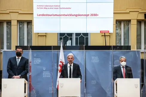 LR Schuler präsentierte mit IDM-Präsident Hansi Pichler (l.) und Professor Harald Pechlaner (r.) von Eurac Research die Inhalte des neuen Landestourismusentwicklungskonzepts 2030+. (Foto: LPA/Ivo Corrà)